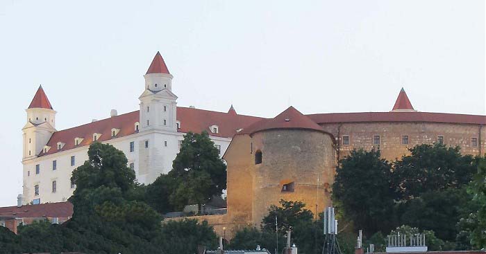 замок Братиславский Град - вид со стороны города