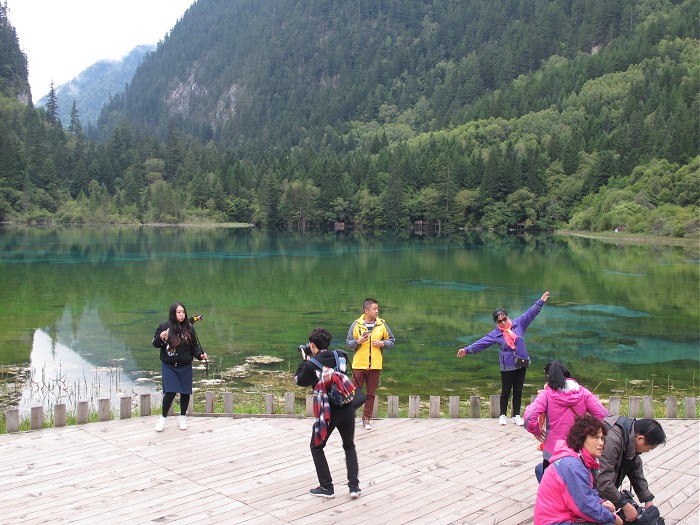 китайские туристы на берегу озера