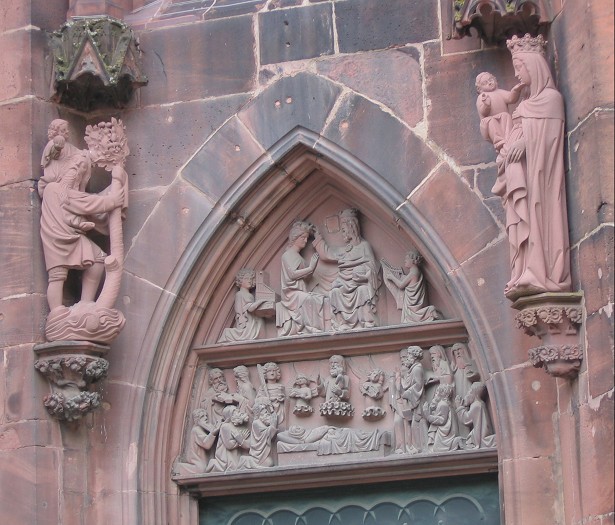 каменная резьба на стенах собора