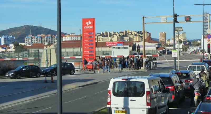 шоссе перед ВПП гибралтарского аэропорта