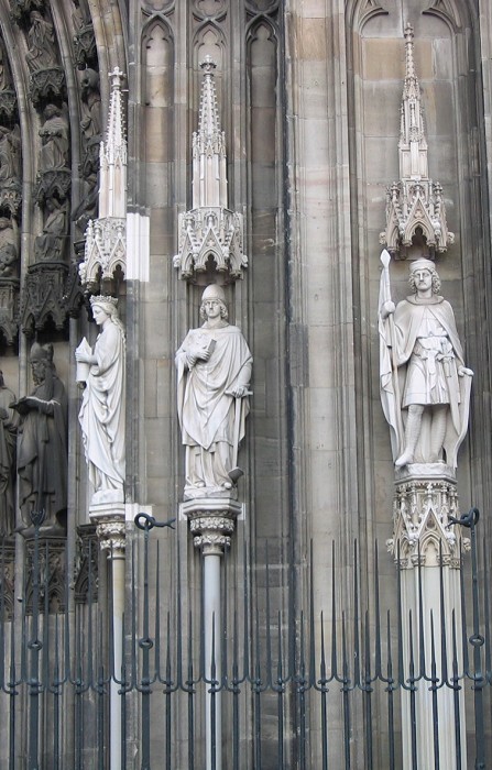 скульптуры на стене собора