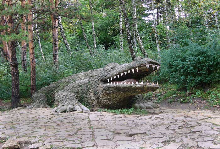 каменный крокодил в Долине Роз