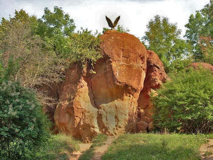 Орел на скале
