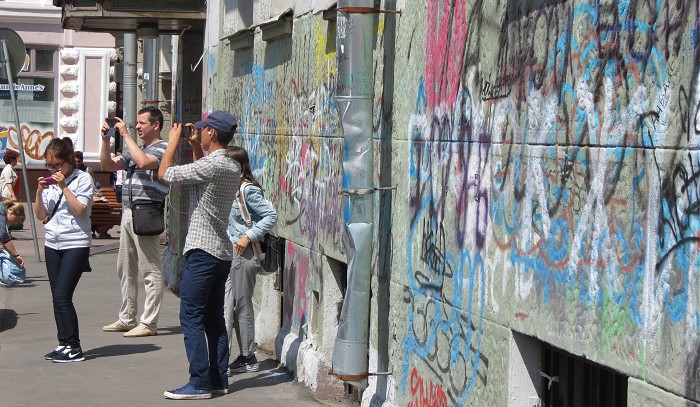 туристы фотографируют стену Цоя