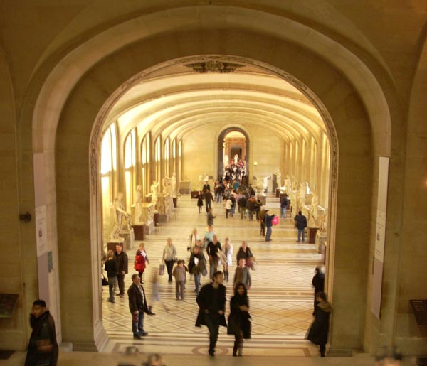 внутренняя галерея Лувра