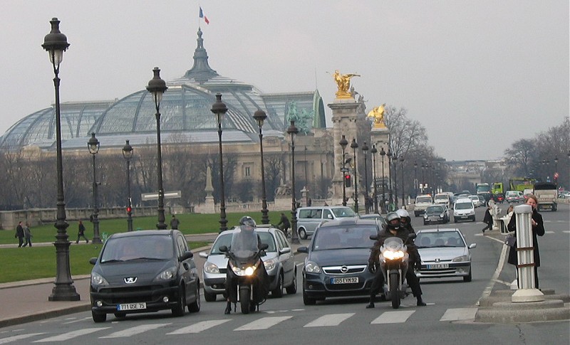 Мотоциклы на улице Парижа