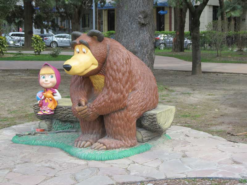 скульптура Маша и Медвдь