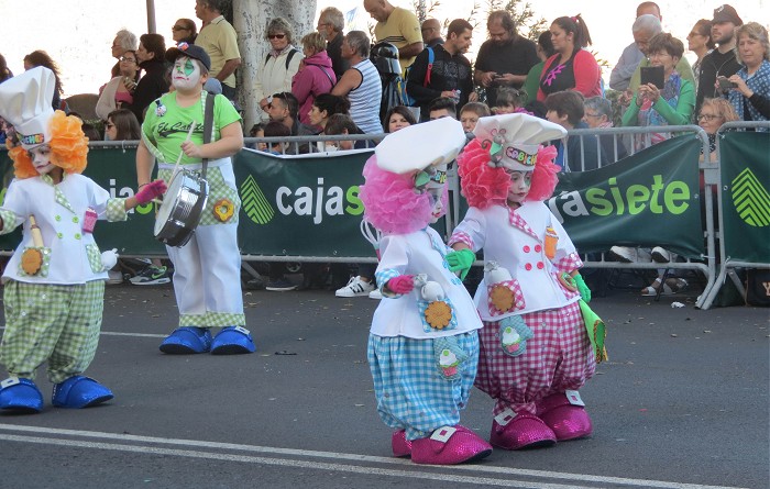 дети в карнавальных костюмах