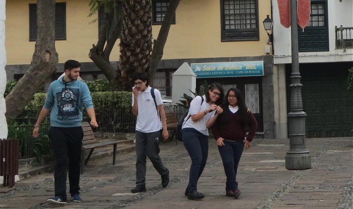 школьники на улице Икод де лос Виноса
