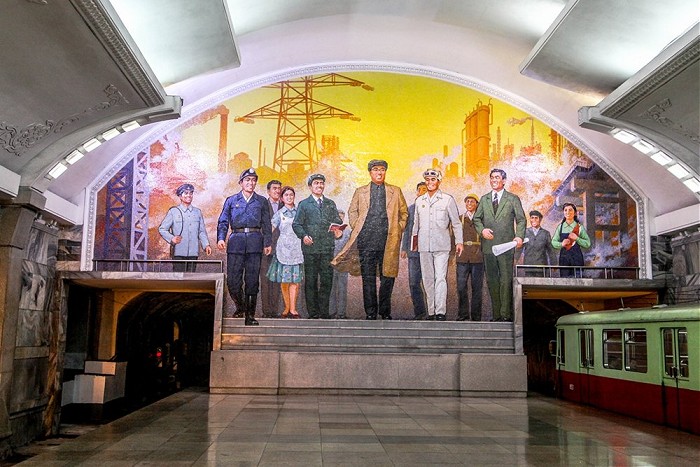 Ким Ир Сен с народом, картина в метро