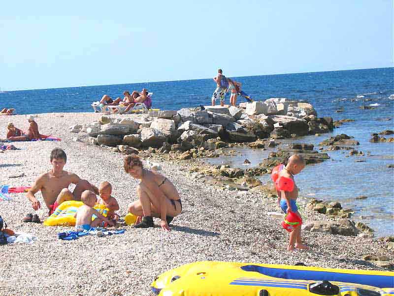 семья на пляже в Хорватии