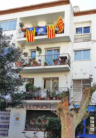 дом с каталонскими флагами