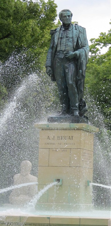 памятник адмиралу Брюа