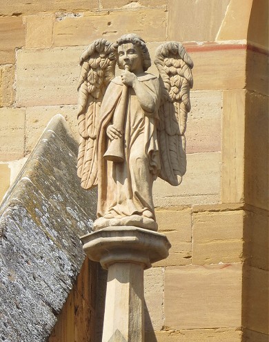 фигура ангела на фасаде церкви