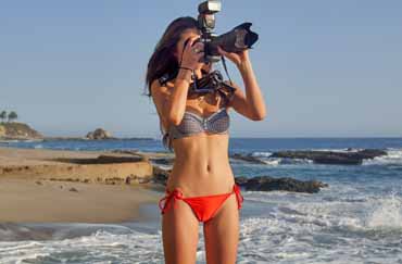 девушка фотографирует море