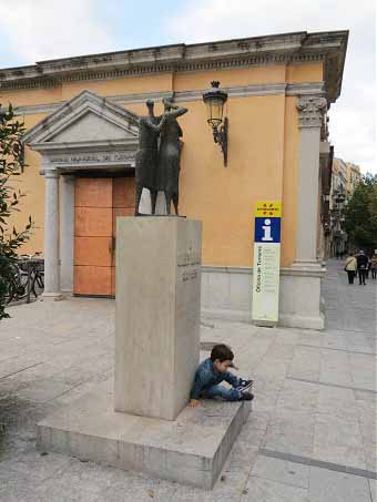 скульптура посвященная Карлесу Рахола