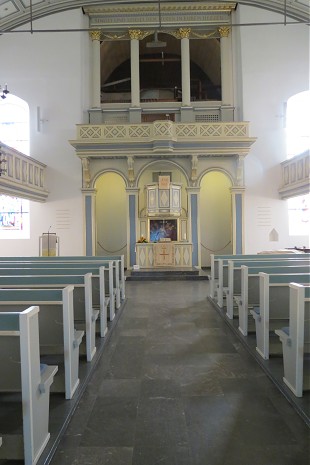 внутри церкви