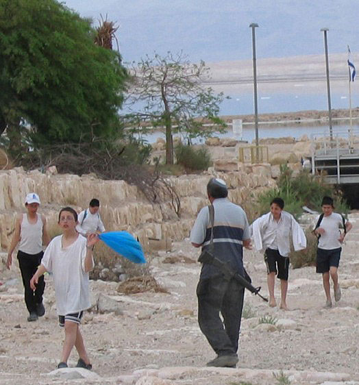 Израильские школьники перед входом в ущелье
