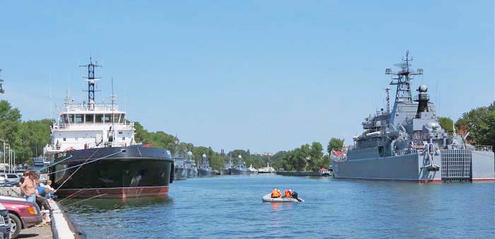 военный и гражданский корабли в порту Балтийска