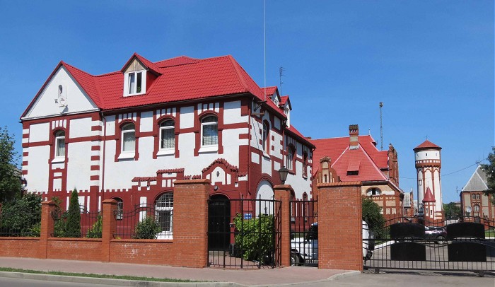 красно-белое здание пехотных казарм