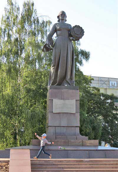 памятник около площади Победы