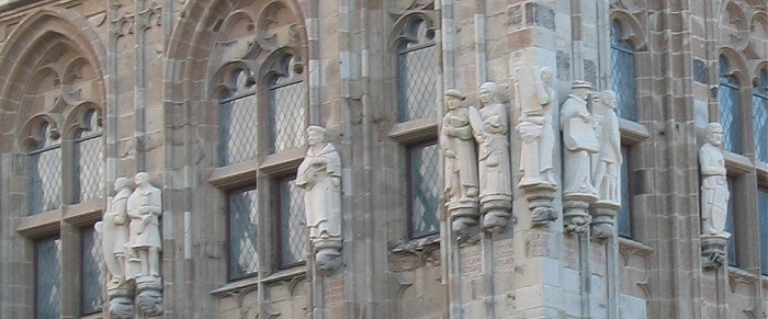 статуи церковников и ученых