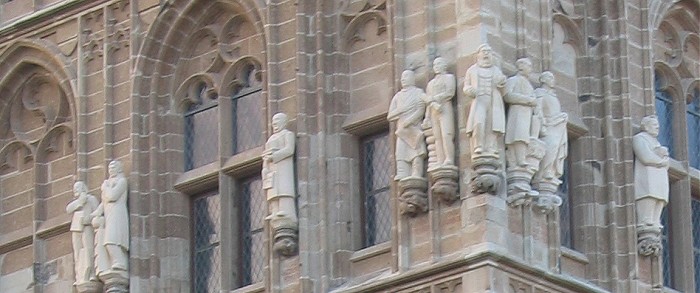статуи кресстьян и ремеслеников
