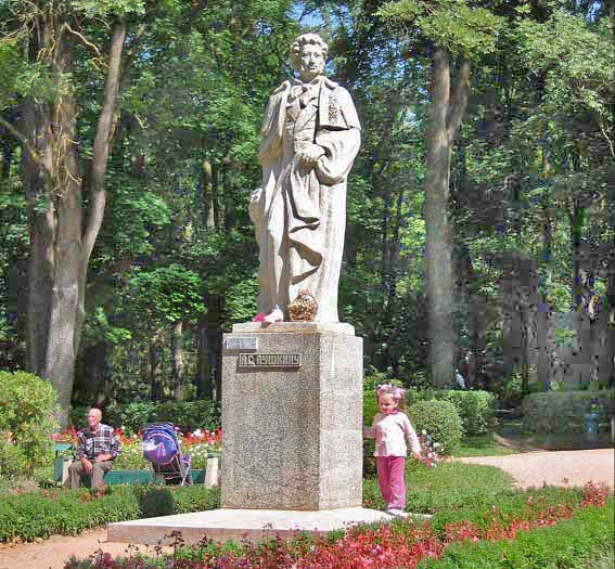 памятник Пушкину в Кисловодске