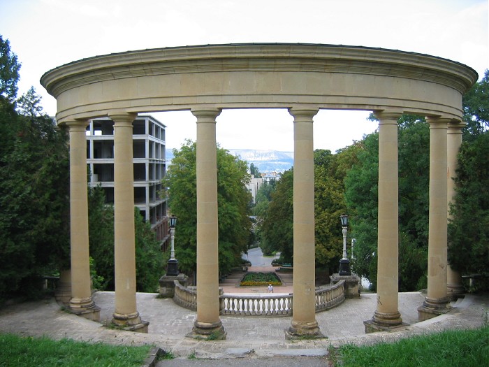 колоннада - вид из парка