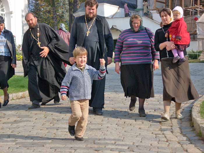 монахи и дети