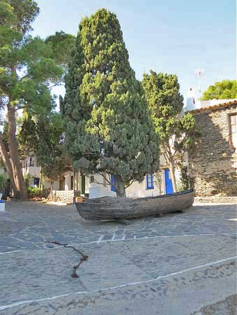 дерево, растущее из лодки