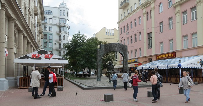 Памятник Булату Окуджаве в Москве