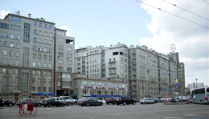 Дом правительства, фасад на улице Серафимовича