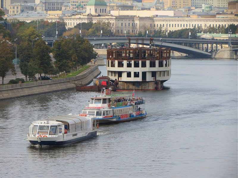 Вид на Москву реку с Б.  Краснохолмского моста.