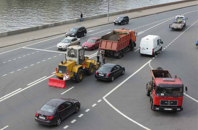 ремонт шоссе на набережной Москвы-реки