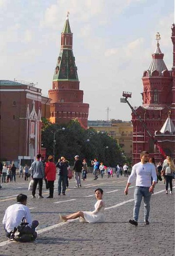 Красная площадь, иностранные туристы - фотоснимки на память