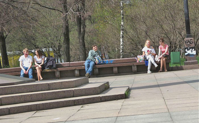 скамейки для отдыха у памятника