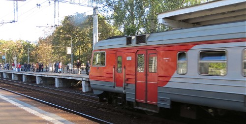 Прибытие электропоезда на платформу Карачарово