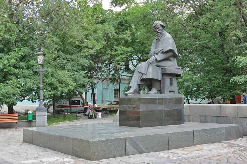 Памятник Чернышевскому на Покровке