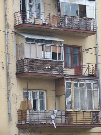 балконы старого жилого дома