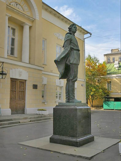 Памятник Горькому на Поварской