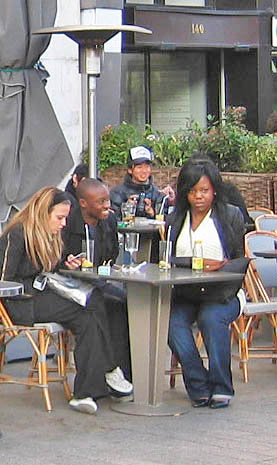 белая девушка и чернокожая пара в кафе