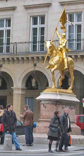 Памятник Жанне д`Арк у Тюильри 