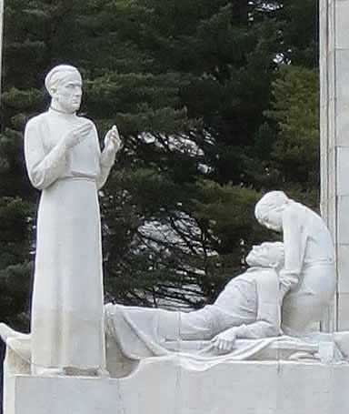 памятник медицинским работникам Сочи (фрагмент)