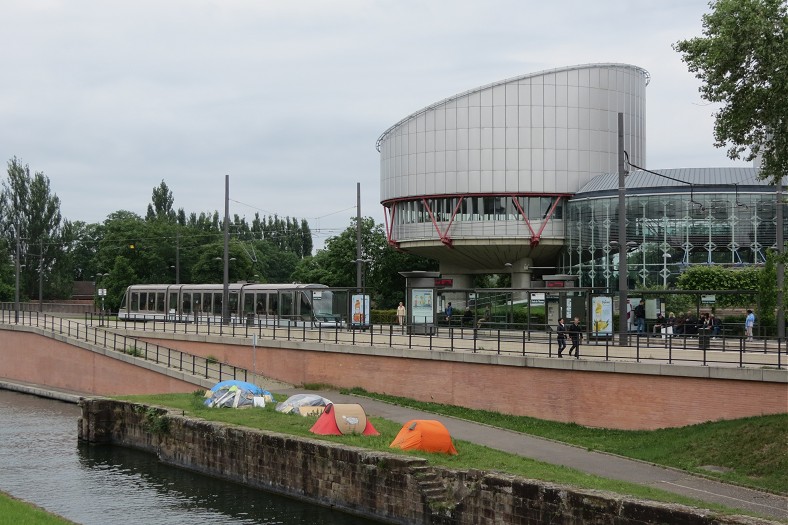 Трамвай у здания Европейского суда по правам человека