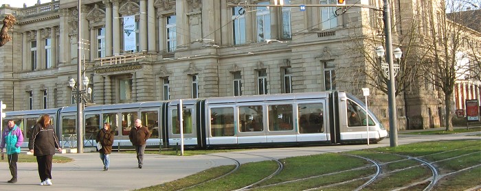 Трамвай на площади Республики