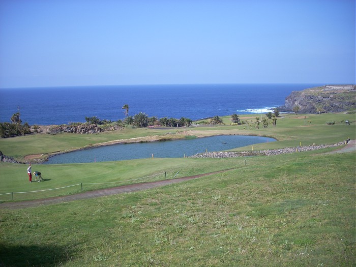 озеро на поле для гольфа