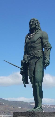 статуя на набережной Канделаии