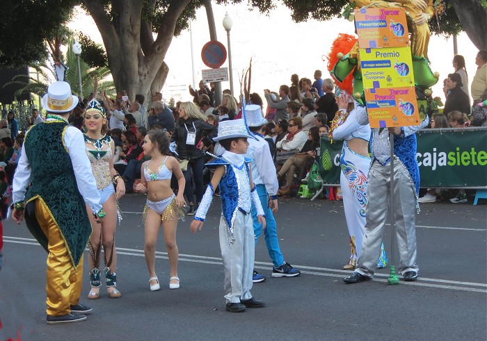 дети на карнавальном параде