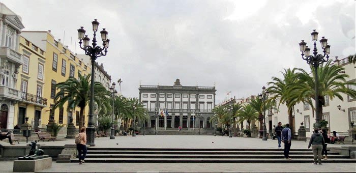 здание мэрии на площади Санта Ана